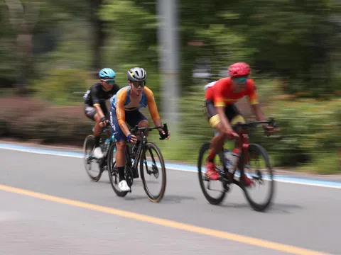 Các cua-rơ Việt Nam nỗ lực hoàn thành chặng đua tại Tour of Poyang Lake 2024