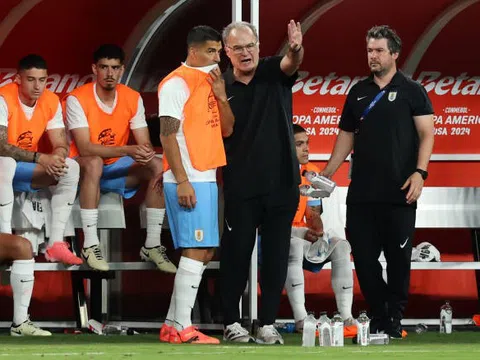 Luis Suarez công khai chỉ trích Bielsa