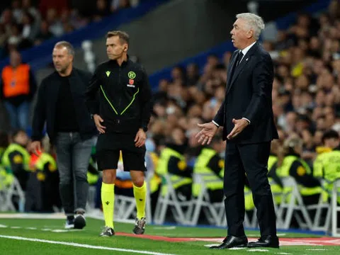 Ancelotti "nóng mắt" trước màn ăn mừng khiêu khích của trợ lí Flick