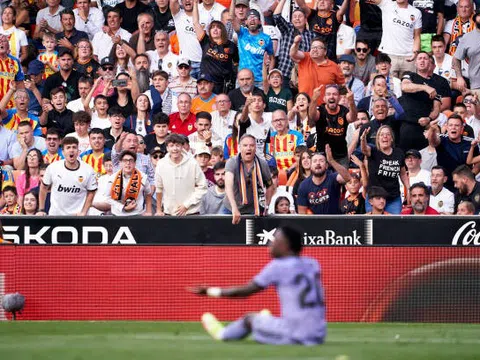 Cổ động viên Valencia chuẩn bị bài hát chế nhạo Vinicius vụ hụt Quả bóng Vàng