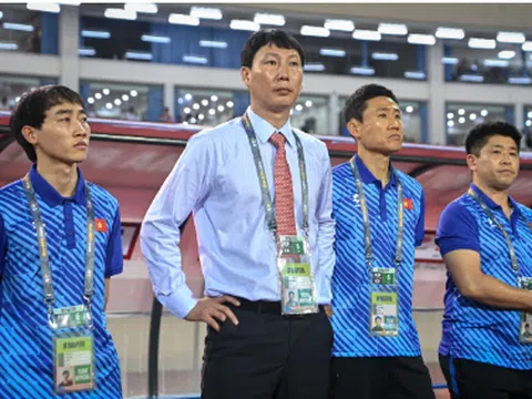 Huấn luyện viên Kim Sang-sik "do thám" đối thủ ở ASEAN Cup