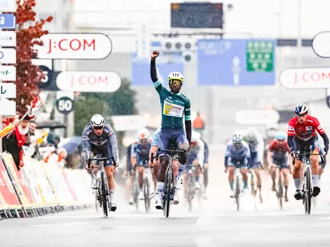 Biniam Girmay đánh bại Cavendish và Roglic ở Saitama Criterium