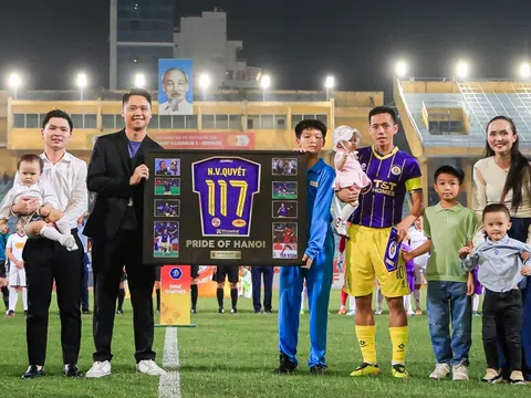 Văn Quyết nhận thưởng nóng sau chiến tích “vô tiền khoáng hậu” tại V.League