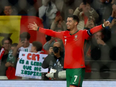 Nations League 2024-2025: Ronaldo lập siêu phẩm giúp Bồ Đào Nha vào Tứ kết