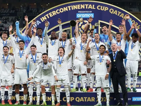 Real Madrid mừng danh hiệu Cúp Liên lục địa