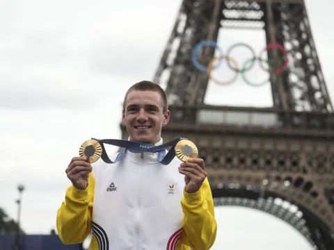 Remco Evenepoel thách thức Áo vàng Tour de France Tadej Pogacar