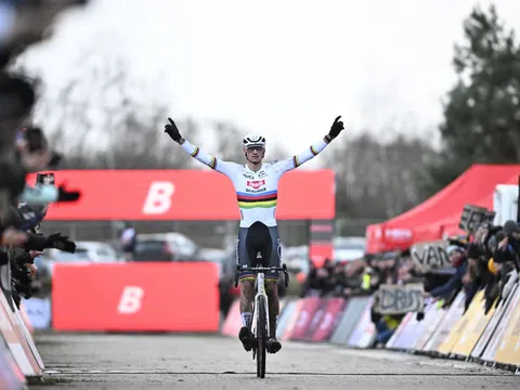 Mathieu van der Poel một mình về đích tại World Cup Zonhoven