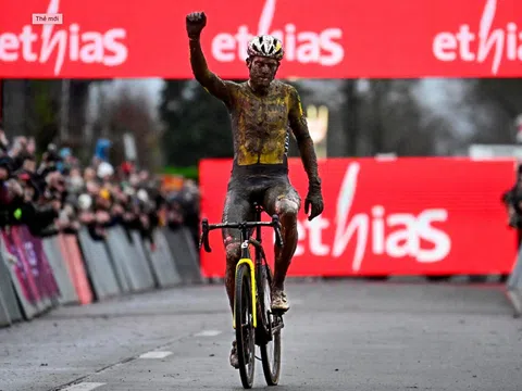 Wout van Aert thống trị đường đua bùn tại Dendermonde