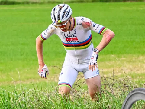 Tadej Pogacar đấu giá mũ bảo hiểm thi đấu Strade Bianche để làm từ thiện