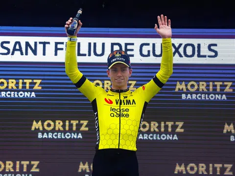 Matthew Brennan tỏa sáng tại chặng mở màn Volta a Catalunya 2025