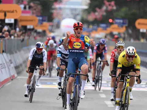 Mads Pedersen thắng chặng mở màn Giro d’Italia 2025