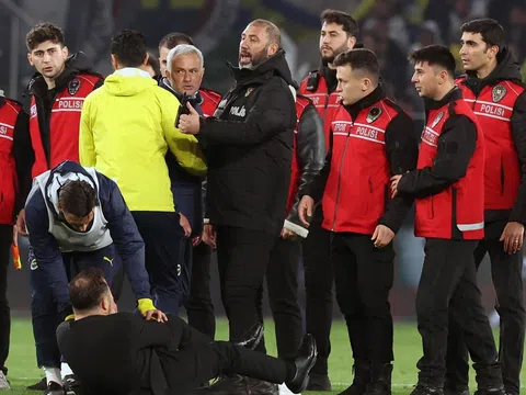 Bóng đá Thổ Nhĩ Kỳ chao đảo vì bê bối “trù dập” ông Mourinho, quan chức cấp cao lần lượt từ chức