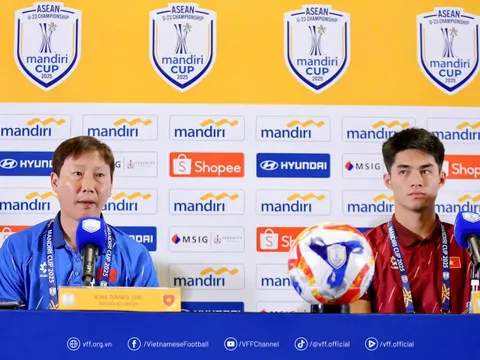 Huấn luyện viên Kim Sang-sik đánh giá cao lối chơi phòng ngự phản công của U23 Philippines