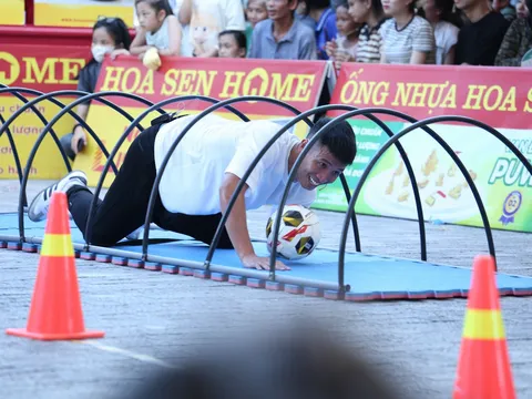 Bùi Tiến Dũng giản dị, xúc động tại chương trình Mái ấm gia đình Việt ở Thanh Hóa