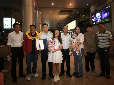 Nhà vô địch cờ Tướng thế giới 2025 Lại Lý Huynh về nước trong vinh quang