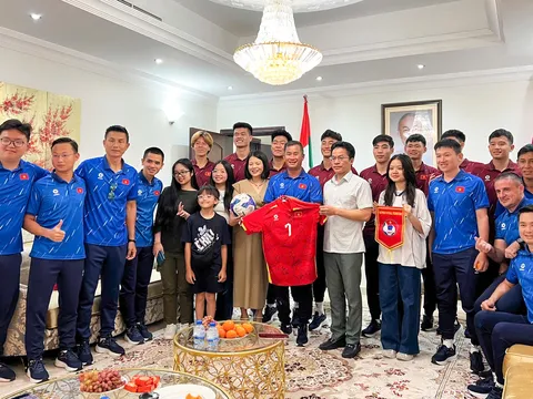 Đội tuyển U23 Việt Nam giao lưu tại Đại sứ quán Việt Nam ở UAE