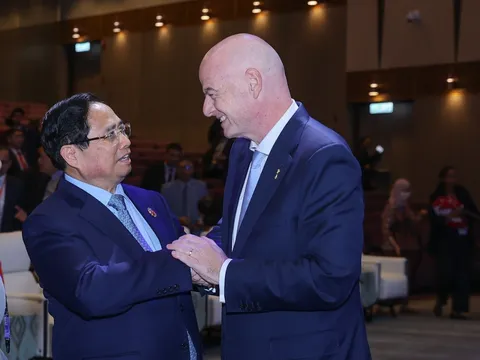 Thủ tướng Phạm Minh Chính gặp Chủ tịch FIFA Gianni Infantino bên lề Hội nghị Cấp cao ASEAN 47