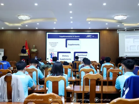 Khóa đào tạo y học thể thao và dinh dưỡng tiếp tục với bài giảng chuyên sâu từ Chủ tịch Hội đồng Y học AFC