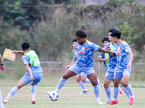 Đội tuyển Việt Nam tập luyện tại Lào