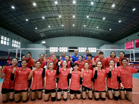 Rất đông khán giả đến cổ vũ đội tuyển bóng chuyền nữ Việt Nam thi đấu 2 trận giao