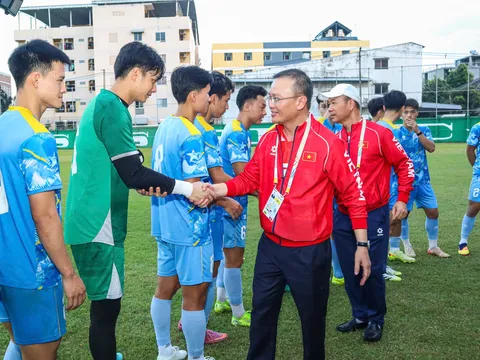 Trưởng đoàn Nguyễn Hồng Minh trực tiếp động viên U22 Việt Nam trước trận "sống còn” với Malaysia