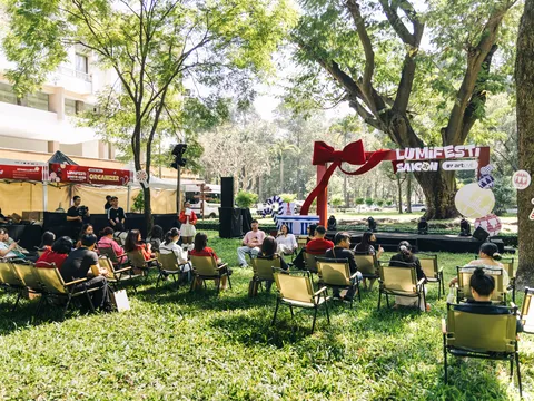 Thắp sáng Giáng sinh tại Dinh Độc Lập