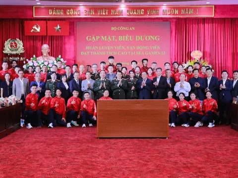 Bộ Công an vinh danh xạ thủ Trịnh Thu Vinh và cầu thủ Nguyễn Đình Bắc