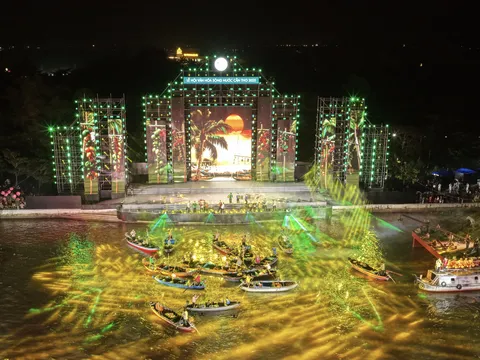 Cặp song ca “quốc dân” Quốc Đại - Cẩm Ly gây thương nhớ tại đêm khai mạc Lễ hội Văn hóa sông nước Cần Thơ