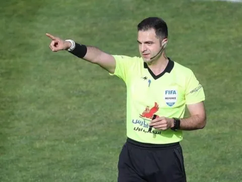 Trọng tài Heidari Payam cầm còi trận đấu giữa U23 Việt Nam và U23 Kyrgyzstan