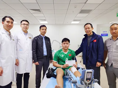 Thủ môn futsal U16 Việt Nam lên bàn mổ dây chằng