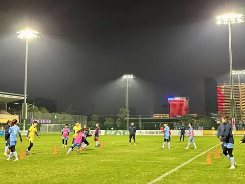 Tuyển nữ Việt Nam làm quen sân chuẩn bị cho trận giao hữu với Trung Quốc