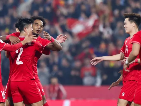 Đội tuyển Việt Nam nhận quà từ FIFA trước trận tái đấu Malaysia