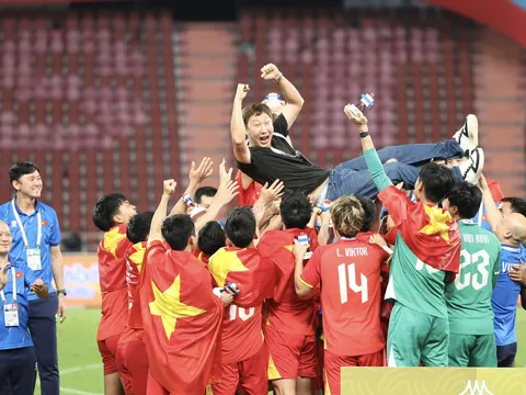 Huấn luyện viên Kim Sang-sik vinh dự nhận Bằng khen của Thủ tướng Chính phủ