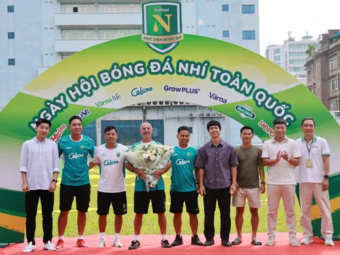 VFF vinh danh huấn luyện viên Guillaume Graechen, thầy cũ của Công Phượng nhắn nhủ đặc biệt tới U17 Việt Nam