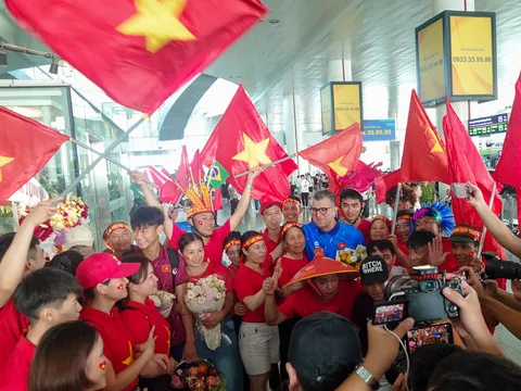Người hâm mộ vây kín sân bay đón những "chiến binh" World Cup