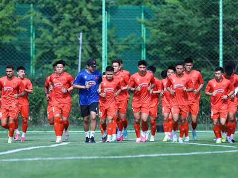 Đội tuyển Việt Nam hứng khởi bước vào buổi tập đầu tiên tại Hàn Quốc