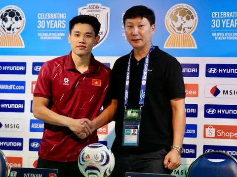 Huấn luyện viên Kim Sang-sik hài lòng với khởi đầu rực rỡ, tuyển Việt Nam lập tức hướng tới trận gặp Singapore