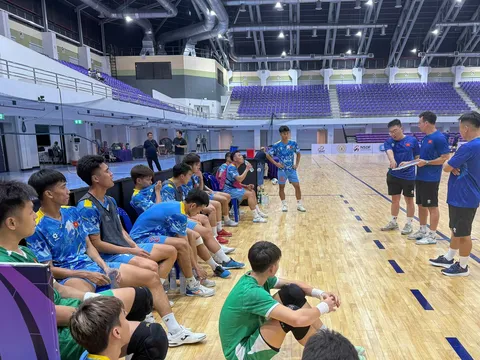 Đội tuyển futsal Việt Nam hứng khởi trong buổi tập đầu tiên tại Thái Lan