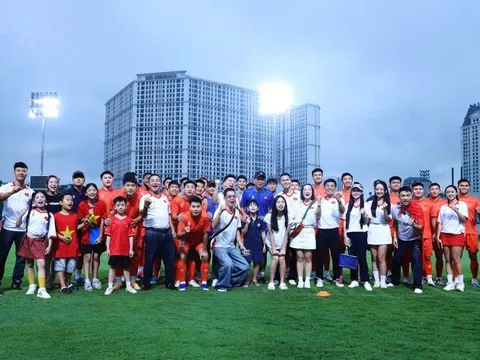 Huấn luyện viên Kim Sang-sik "phá lệ", đội tuyển Việt Nam nhận tiếp sức đặc biệt trước trận gặp Campuchia