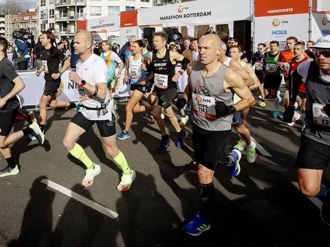 Lần đầu thi marathon, Robben về đích sau 3 giờ 13 phút 40 giây