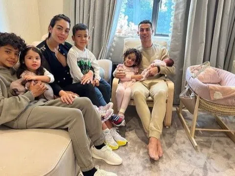 Ronaldo đón con gái về nhà