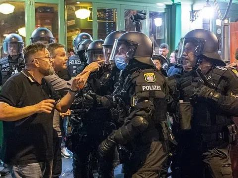 Cảnh sát Frankfurt dùng vòi rồng dẹp loạn