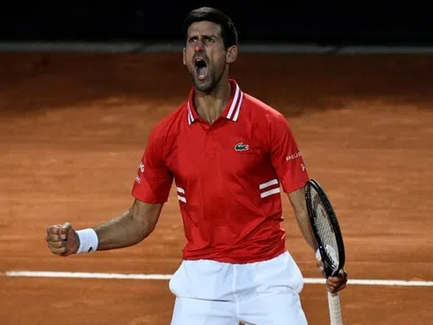 Djokovic thắng dễ trận mở màn, Raducanu bỏ cuộc vì chấn thương lưng