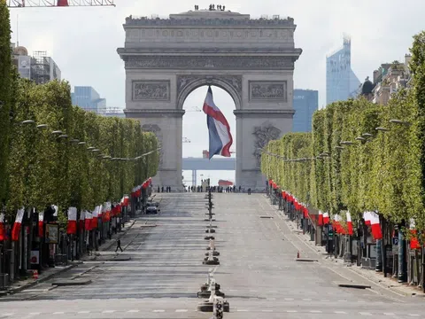 Champs-Élysées “nhuộm xanh" trước Thế vận hội Paris 2024