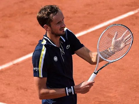 Roland Garros: Medvedev thắng dễ, Swiatek chật vật tiến vào vòng 4