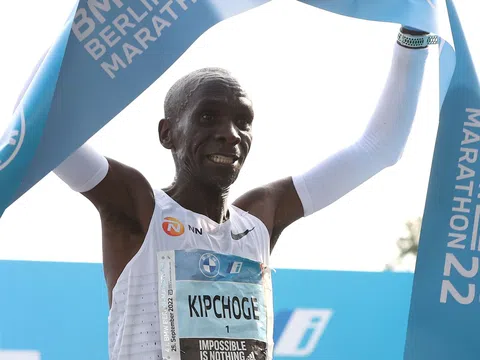 Kipchoge lập kỷ lục thế giới mới ở môn chạy marathon