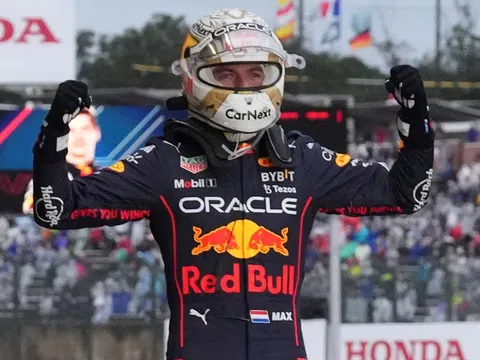 Verstappen vô địch giải Công thức 1 năm 2022 trong mưa lớn
