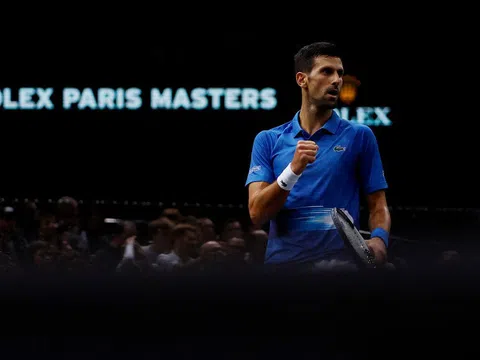 Alcaraz bỏ cuộc, Djokovic tiến sát ngôi vô địch Paris Masters thứ 7