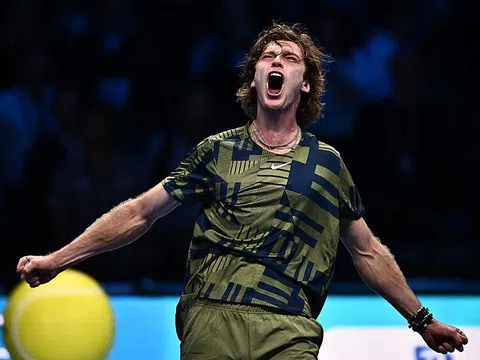 Rublev ngược dòng vào bán kết ATP Finals