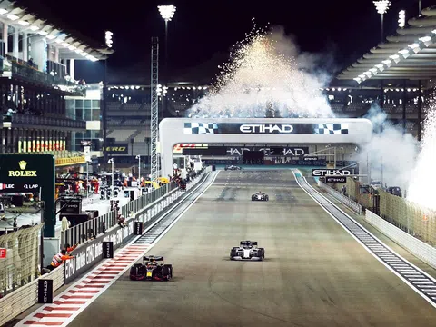 Verstappen giành chiến thắng áp đảo thứ 15 tại Abu Dhabi